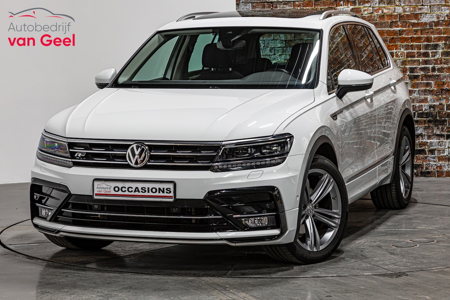 Volkswagen Tiguan - 1.4 TSI ACT Comfortline Business R| Panormadak | Elektrisch uitklapbare trekhaak - AutoWereld.nl
