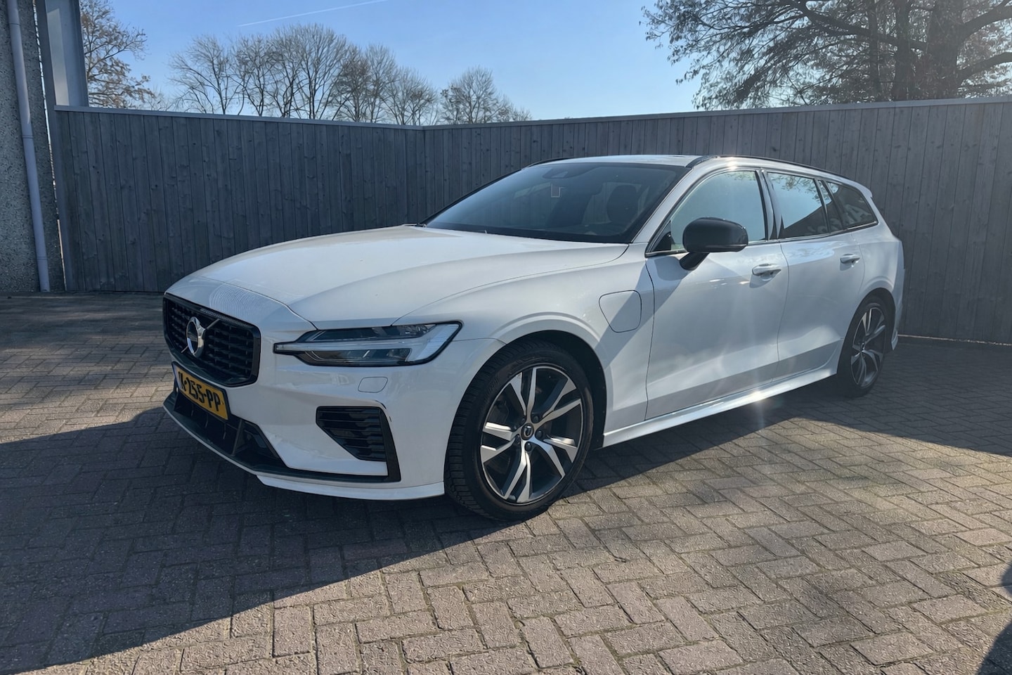 Volvo V60 - 2.0 T6 Recharge AWD R-Design Automaat | Panodak | Trekhaak | Vol opties | PDC | Inruil mog - AutoWereld.nl