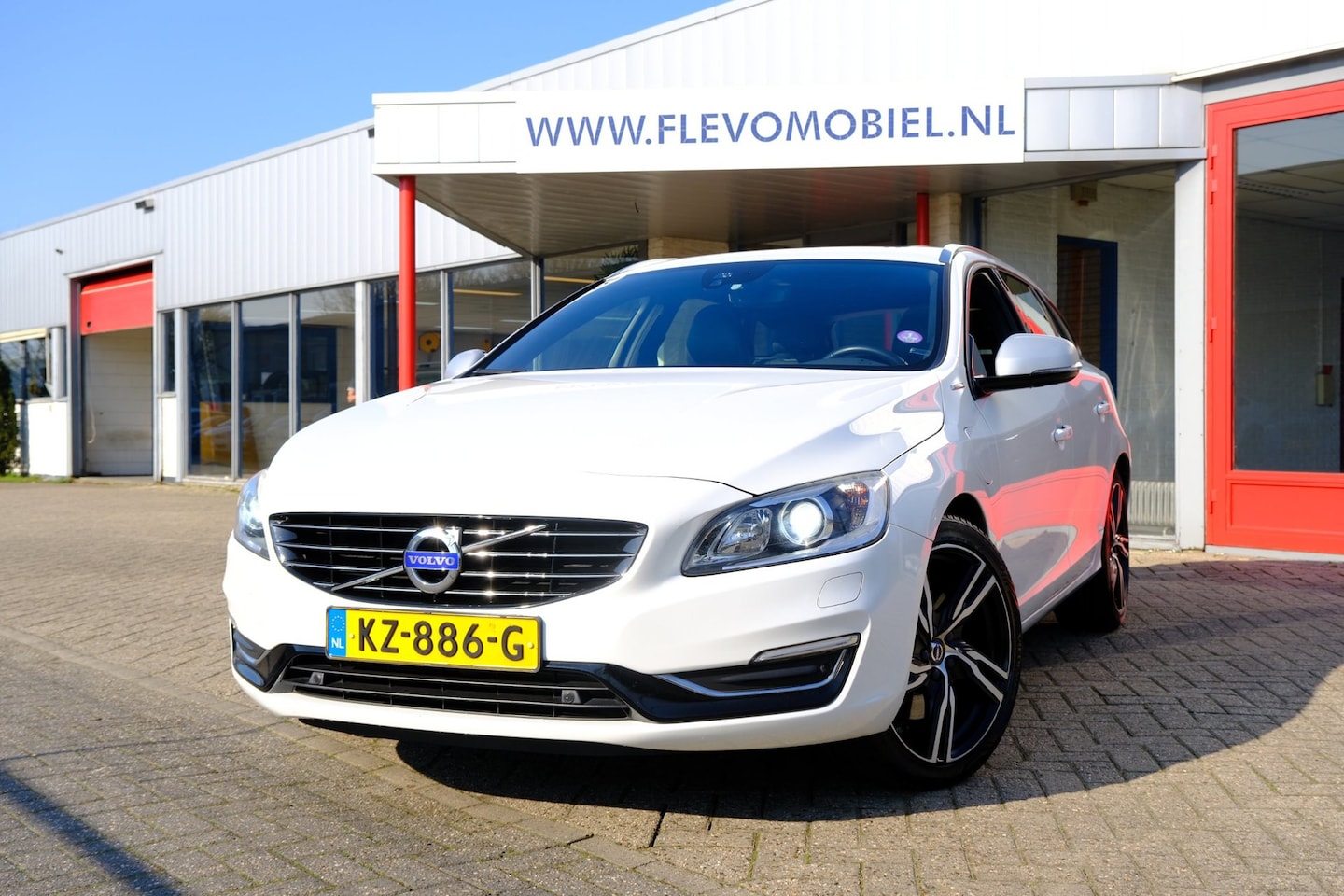 Volvo V60 - 2.4 D6 Twin Engine R-Design Aut. Leder|Pano|Clima|Navi|LMV|Harman/Kardon - AutoWereld.nl
