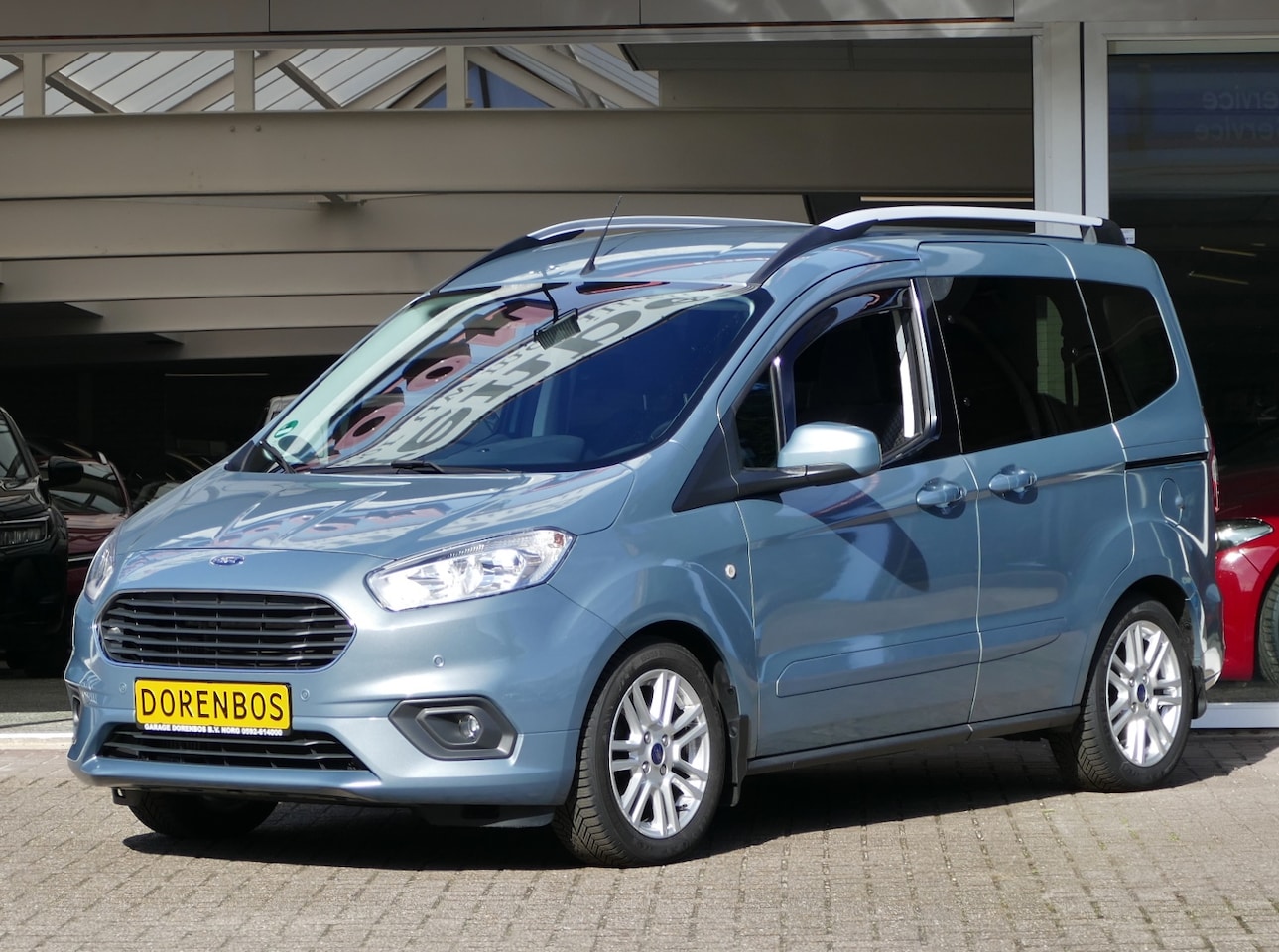 Ford Tourneo Courier - 1.0 Titanium | verwarmde voorruit | stoelverwarming | navigatie - AutoWereld.nl
