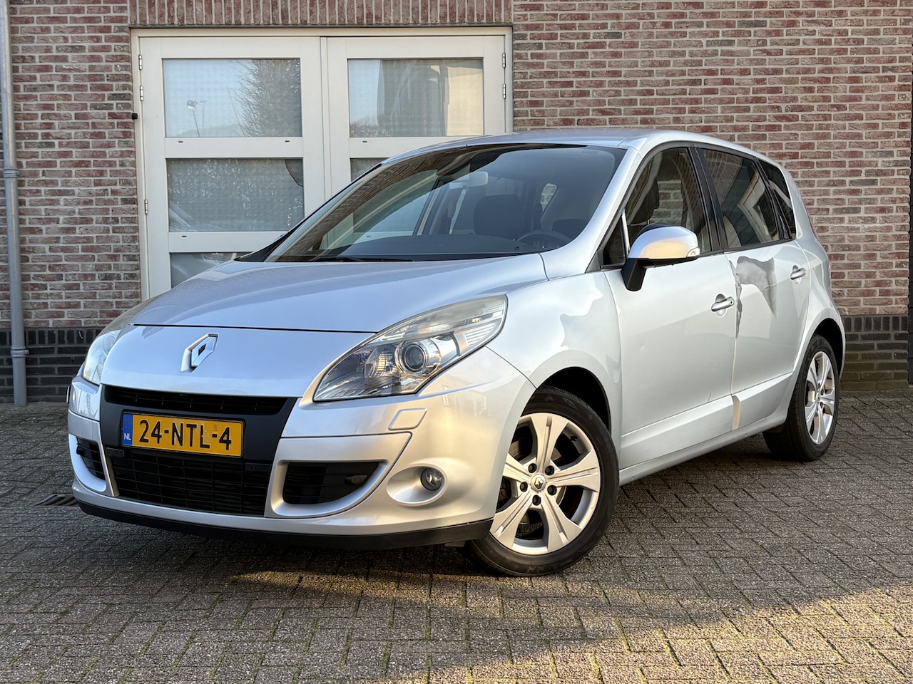 Renault Scénic - 1.4 TCE Dynamique lees tekst - AutoWereld.nl