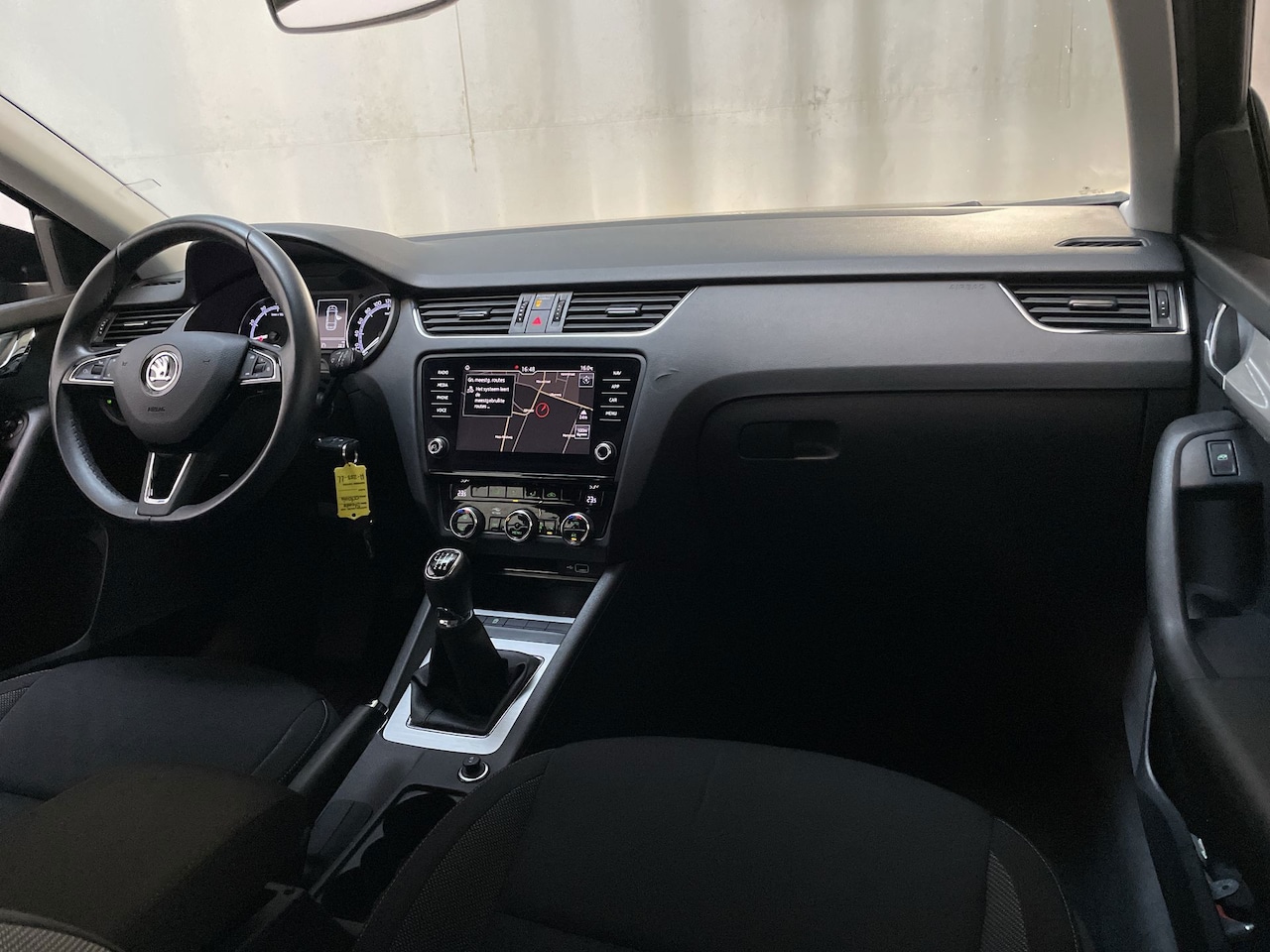 Skoda Octavia Combi - 1.0 TSI Greentech Business Edition Navigatie Parkeersensoren App-Connect - AutoWereld.nl