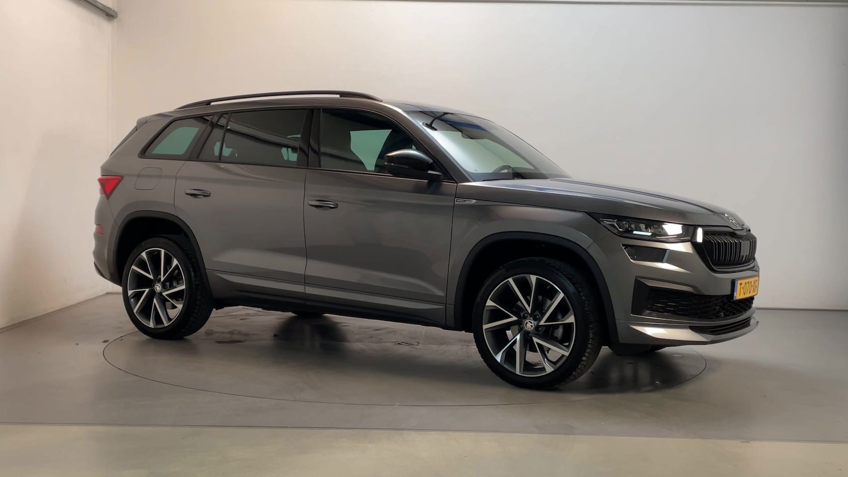 Skoda Kodiaq - 1.5 TSI Sportline Business Leder Camera Virtual Cockpit Stoelverkoeling/Verwarming - AutoWereld.nl