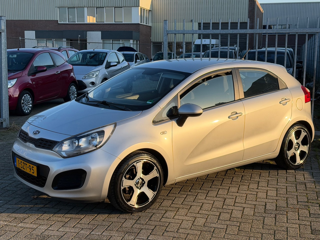 Kia Rio - 1.4 CVVT Comfort Pack 109PK 5 DEURS! AIRCO l 17'LMV l MTF-STUUR l ELEK PAKKET! DEALER OH l - AutoWereld.nl