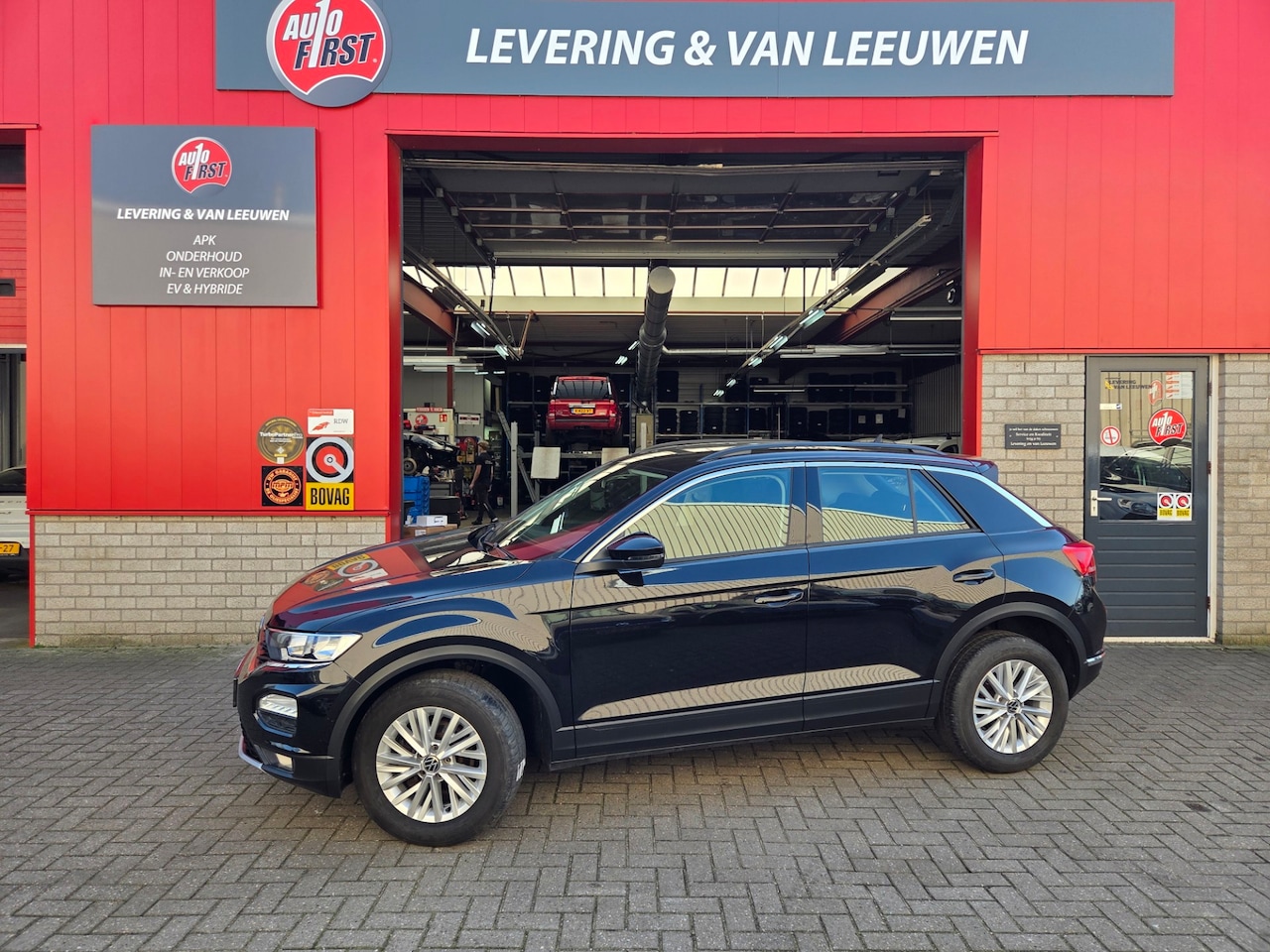 Volkswagen T-Roc - 1.5 TSI Style Business Automaat/ Elektrische achterklep/ Stoel+Stuurverwarming/ Rijklaarpr - AutoWereld.nl