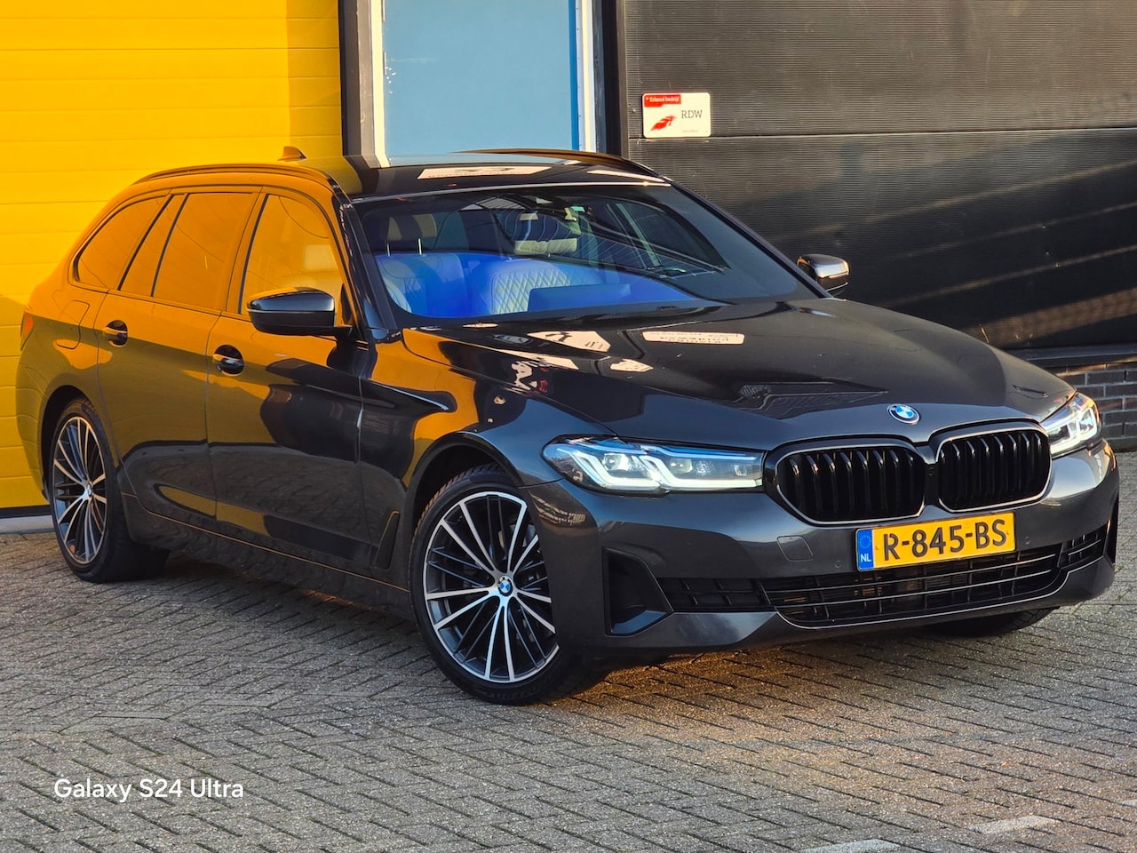 BMW 5-serie Touring - 520i Business Edition Plus / NAP / Aut / Camera / Memory / Leder / Navi / Led / Pdc / Allu - AutoWereld.nl