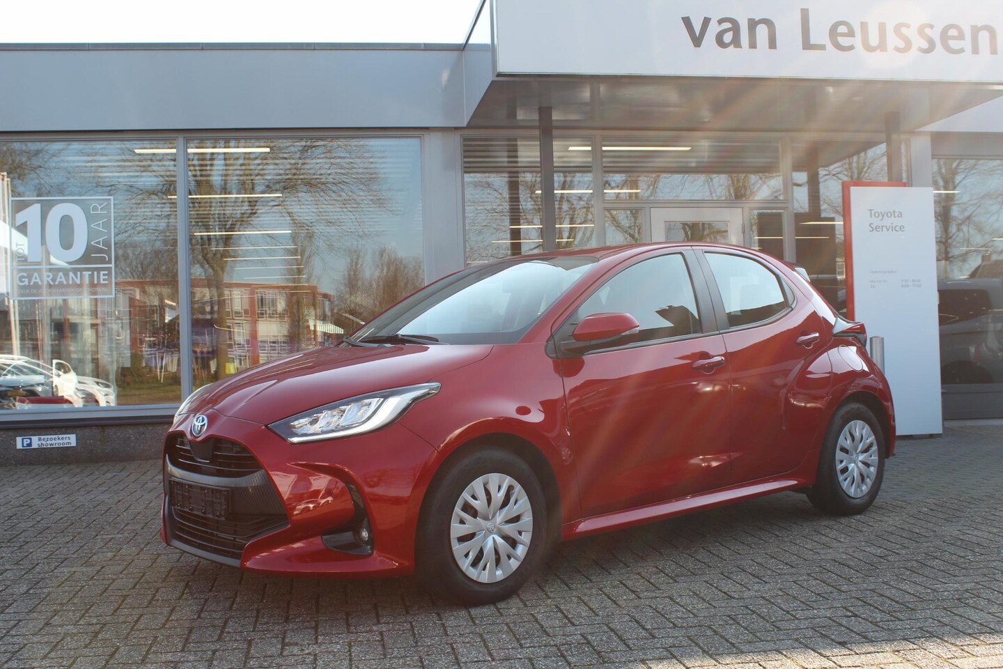 Toyota Yaris - 1.5 Hybrid 115 Business KEYLESS PARK.SENSOREN DRAADLOOS-LADEN AD-CRUISE APPLE/ANDROID DAB - AutoWereld.nl