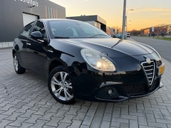 Alfa Romeo Giulietta - 1.4 T DISTINCTIVE NAVIGATIE / CRUISE / XENON