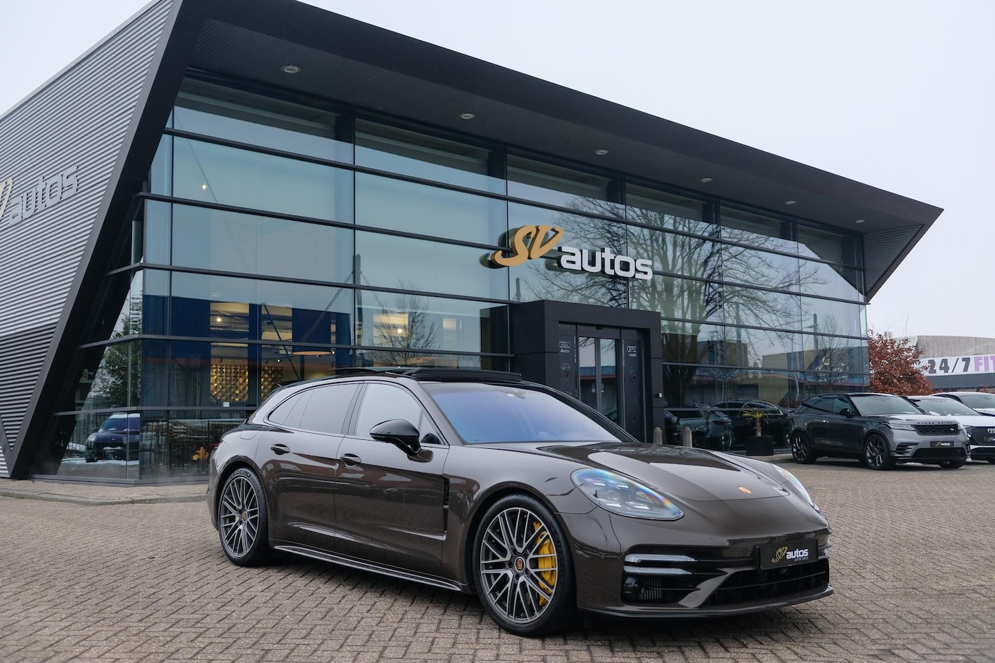 Porsche Panamera Sport Turismo - 4.0 V8 Turbo S 700pk E-Hybrid Panoramadak Keramisch Luchtvering 4-wielsturing NLauto 1e ei - AutoWereld.nl