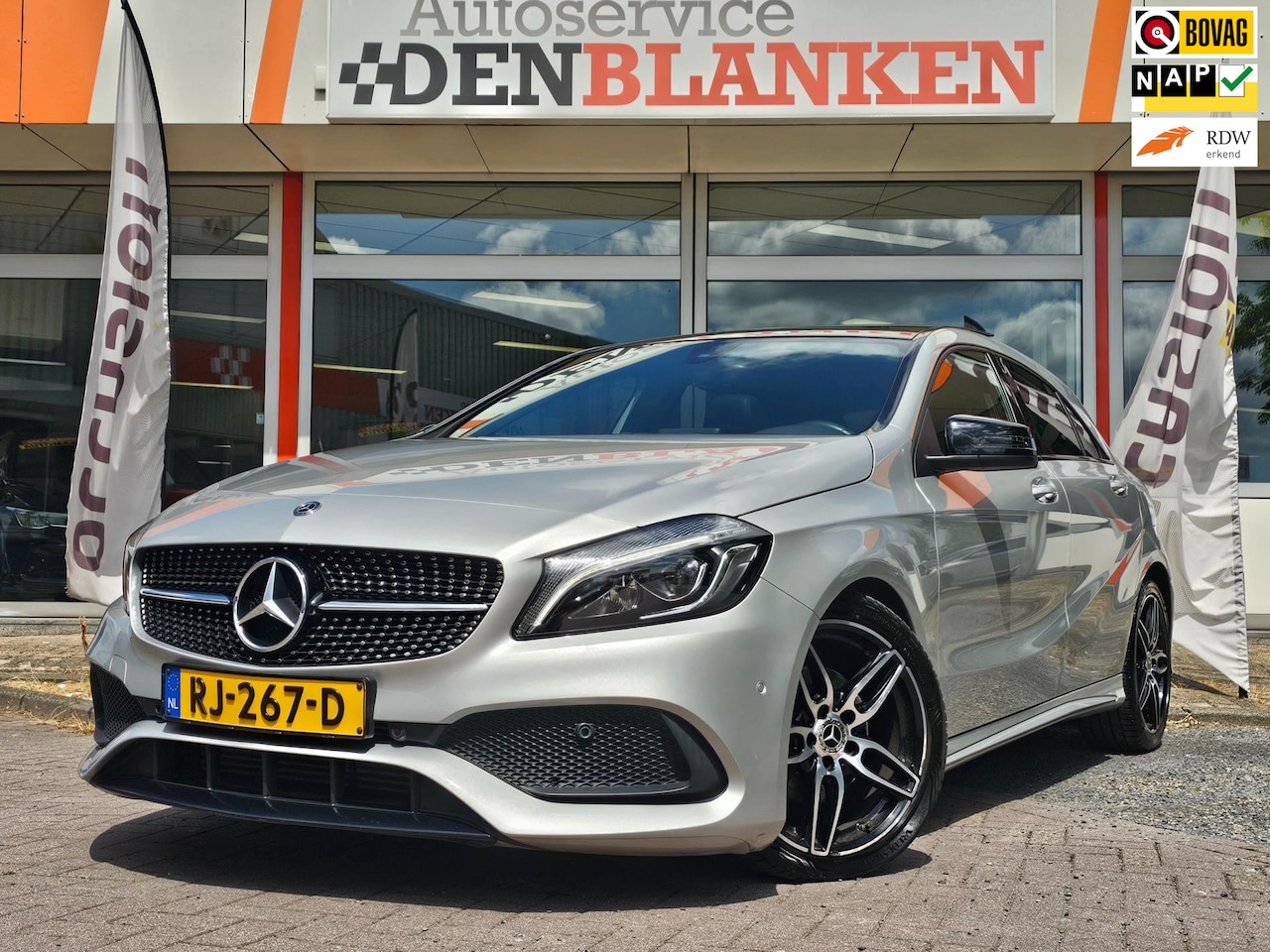 Mercedes-Benz A-klasse - 160 Ambition AMG Automaat BJ.12-2017 / Panodak / Navi / Xenon / Half Leder / Pdc / 18"Lmv - AutoWereld.nl