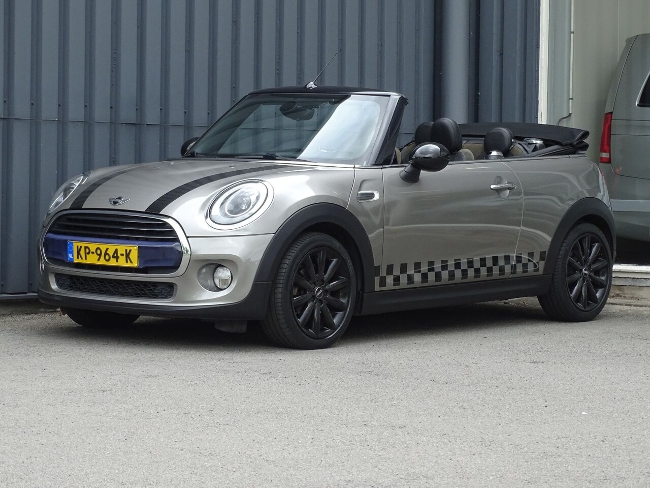MINI Cabrio - Mini 1.5 Cooper Chili Serious Business | Cabriolet | LED | Leder | LMV - AutoWereld.nl