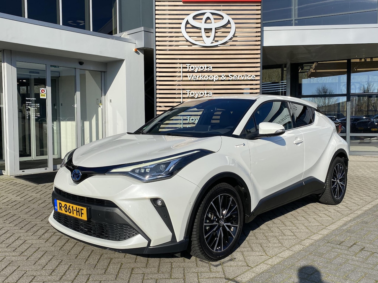 Toyota C-HR - 1.8 Hybrid Executive TREKHAAK PARK-SENSOREN BLIND-SPOT KEYLESS LM-VELGEN STOELVERW BLUETOO - AutoWereld.nl