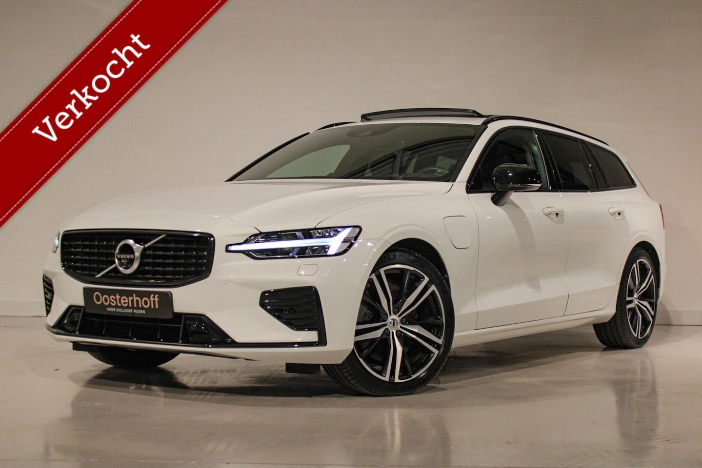 Volvo V60 - 2.0 T8 Twin Engine AWD R-Design PANO | B&W | HUD - AutoWereld.nl