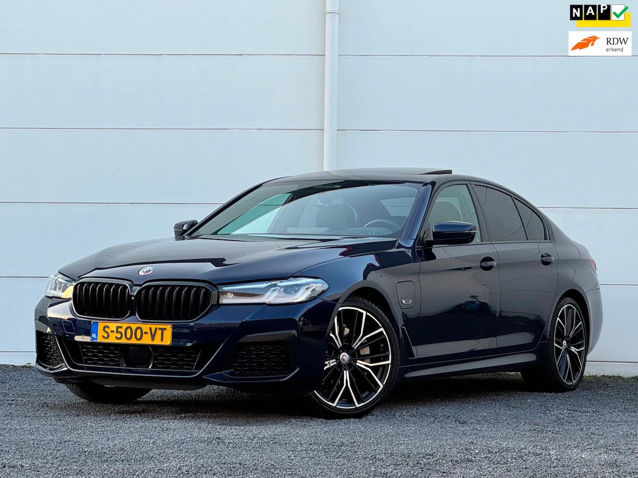 BMW 5-serie - 530e M-Sport Org NL Pano Head up Softclose H&K Stoelventilatie Keyless entry 360 Camera - AutoWereld.nl