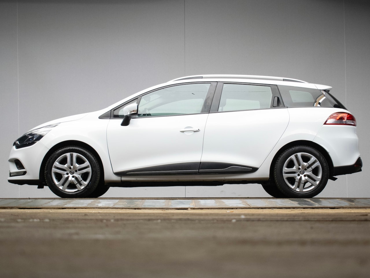 Renault Clio Estate - 0.9 TCe Limited Sport (NAVI,CRUISE,BLUETOOTH,LED,ELEKTRISCH PAKKET,KEYLESS,SPORTSTOELEN,NE - AutoWereld.nl