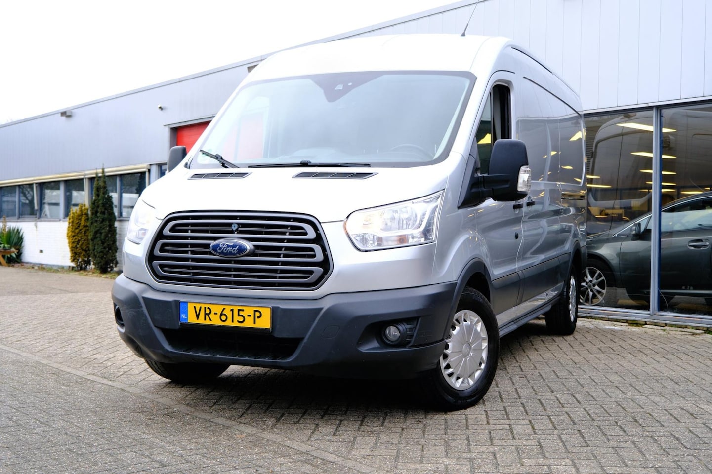 Ford Transit - 350 2.2 TDCI L3H2 Trend 3-pers Airco|Cruise - AutoWereld.nl