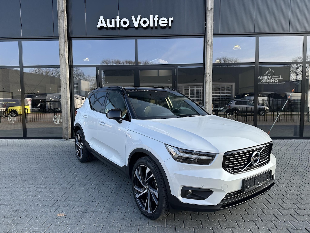 Volvo XC40 - 2.0 T4 AWD R-Design ACC|H&K|Standkachel|LED - AutoWereld.nl