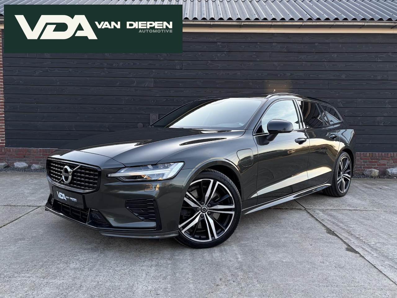 Volvo V60 - 2.0 T8 Recharge AWD R-Design - Pano l Mem. l HUD l Trekhaak l H/K - AutoWereld.nl