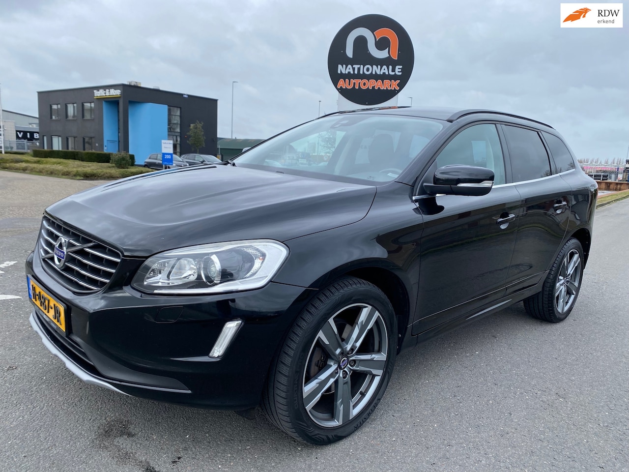 Volvo XC60 - 2016 * 2.4 D5 R-Design * 230 PK * AUTOMAAT * FULL OPTION! * VOLLEDER * - AutoWereld.nl