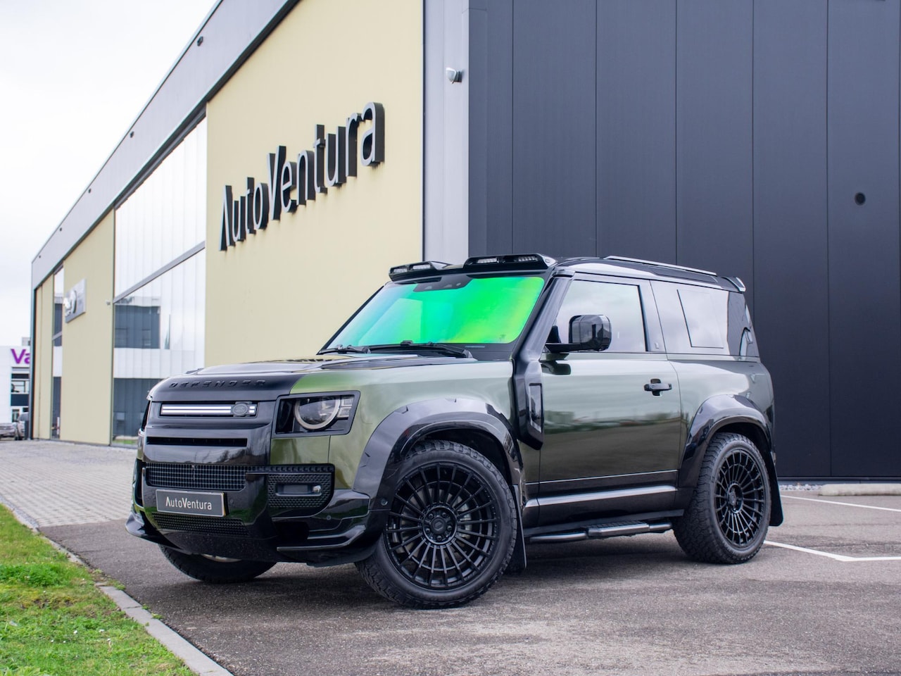 Land Rover Defender 90 - 3.0 D200 MHEV S l URBAN l Torque vectoring l Carbon l Jumpseat l Trekhaak l Grijs Kenteken - AutoWereld.nl