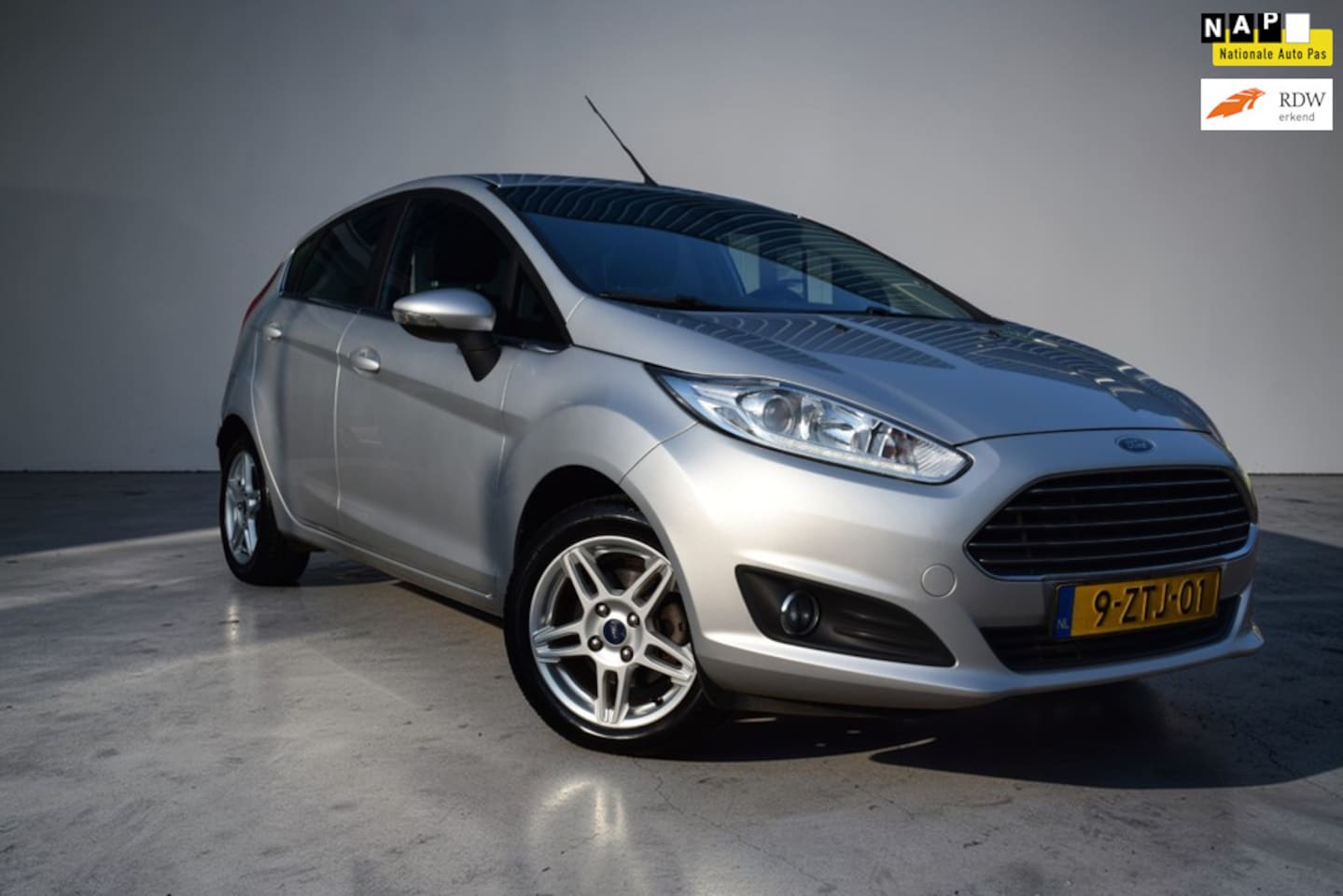 Ford Fiesta - 1.0 EcoBoost Titanium, Parkeercamera, Trekhaak, 1e eigenaar, Extreem lage kmstand, NAP, Ai