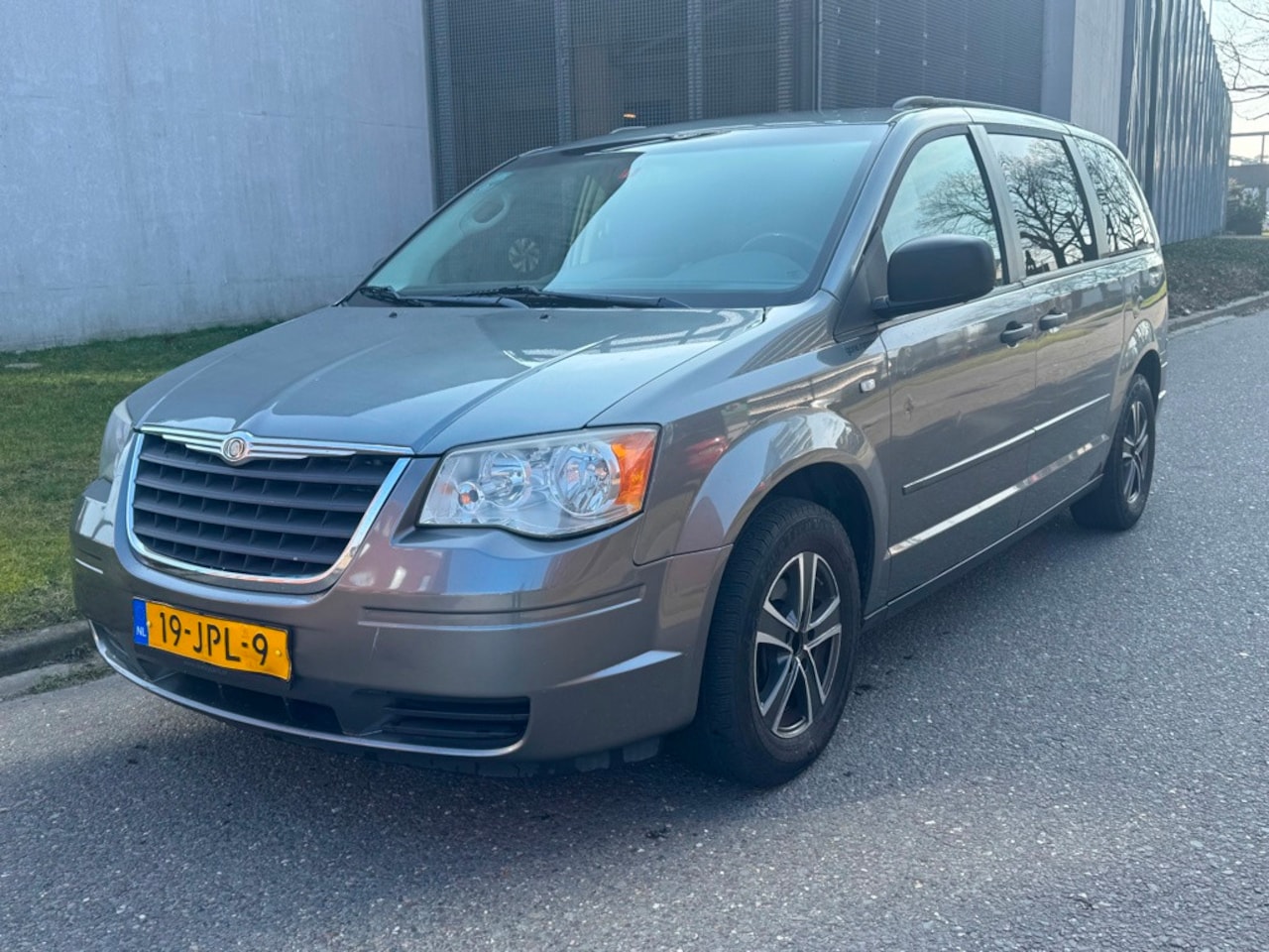 Chrysler Grand Voyager - 3.8 V6 LX | 7 Pers. | AUTOMAAT | NAVI | GRIJS - AutoWereld.nl