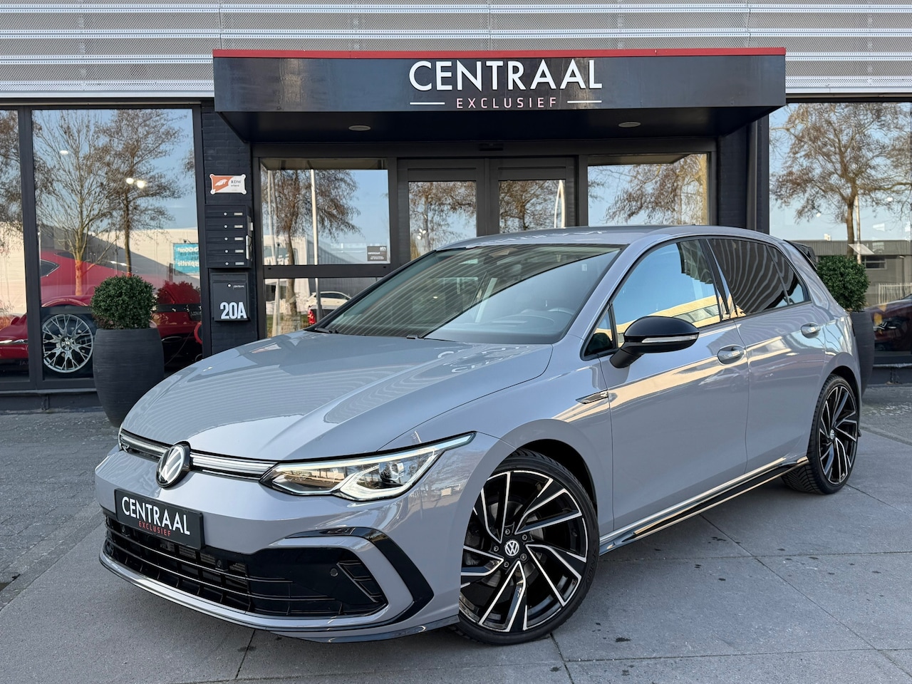 Volkswagen Golf - 1.5 eTSI R-Line IQ-Lights|Carplay|150PK|ACC|Sfeerverlichting - AutoWereld.nl