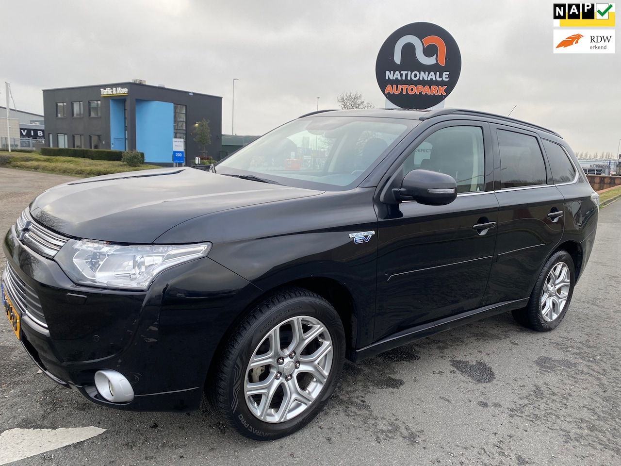 Mitsubishi Outlander - 2014 * 2.0 PHEV Instyle+ * AUTOMAAT * NAVI * LMV * LED * PDC * - AutoWereld.nl