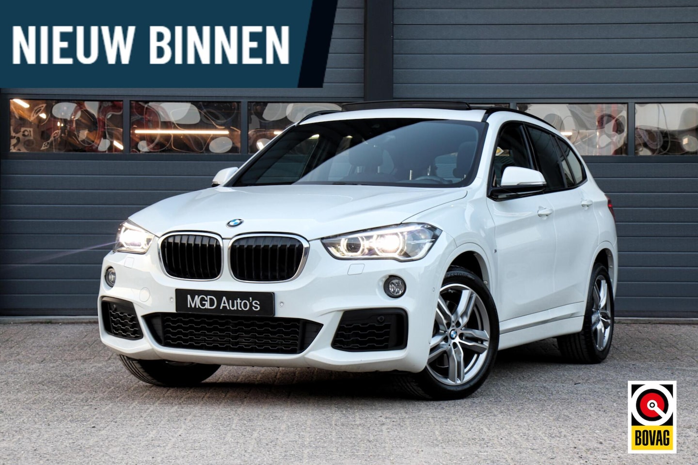 BMW X1 - sDrive20i M-Sport M-Pakket /LED/PANODAK/HARMAN-KARDON/ACC/HUD/TREKHAAK/KEYLESS/STOELVERW.! - AutoWereld.nl