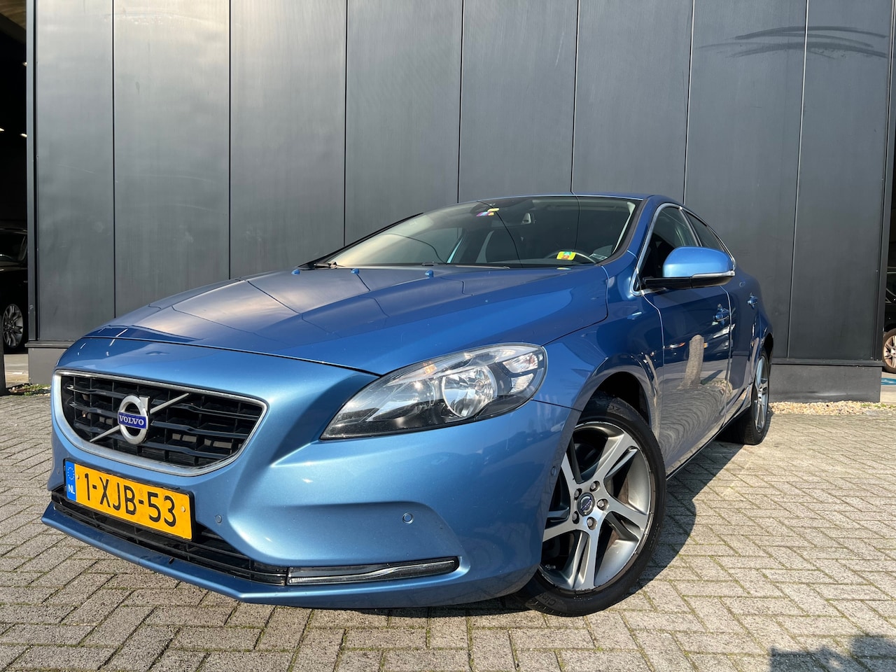 Volvo V40 - 2.0 D4 Summum '14 Leer/Navi/17'Lmv/Trekh/Nap! - AutoWereld.nl