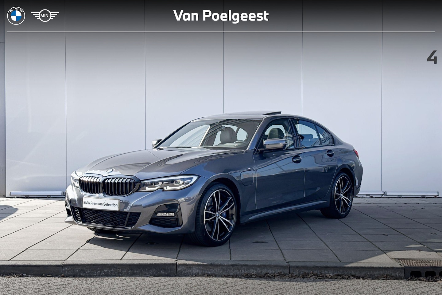 BMW 3-serie - Sedan 330e M-Sport Glazen schuifdak / 19 '' / Hifi Audio / LED koplampen / Draadloos laden - AutoWereld.nl