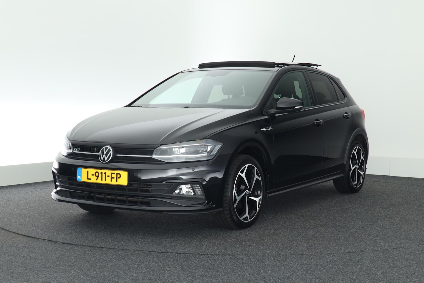 Volkswagen Polo - 1.0 TSI 95pk 2x R-Line Keyless Camera Beats Led Navigatie Panoramadak - AutoWereld.nl