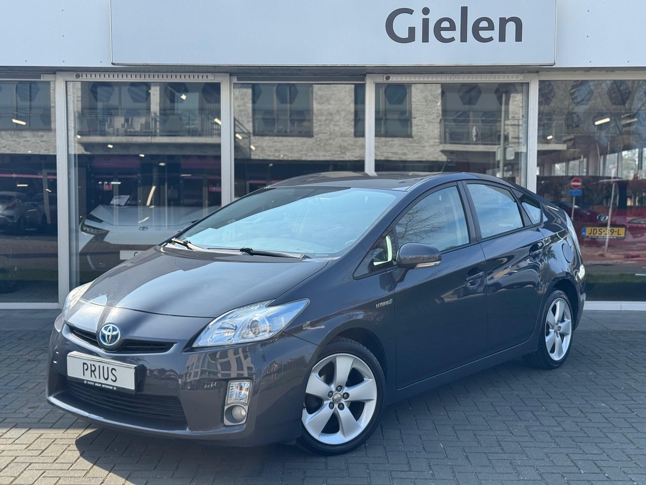 Toyota Prius - 1.8 Full Hybrid Aspiration | Head up display, 17 inch, Keyless, Parkeersensoren, Climate c - AutoWereld.nl