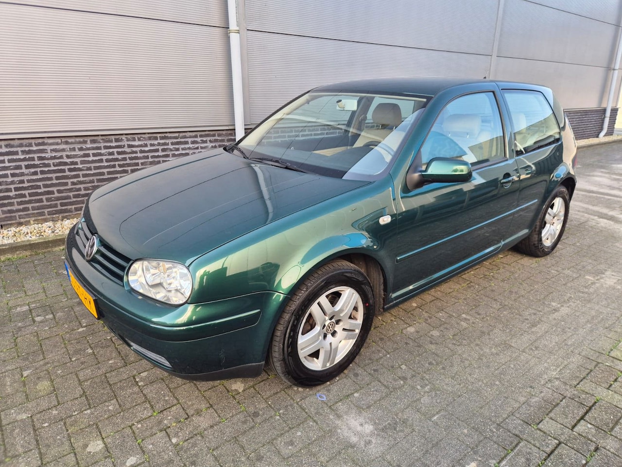 Volkswagen Golf - 2.0 Highline - nederlandse auto - apk 27 februari 2027 - - AutoWereld.nl