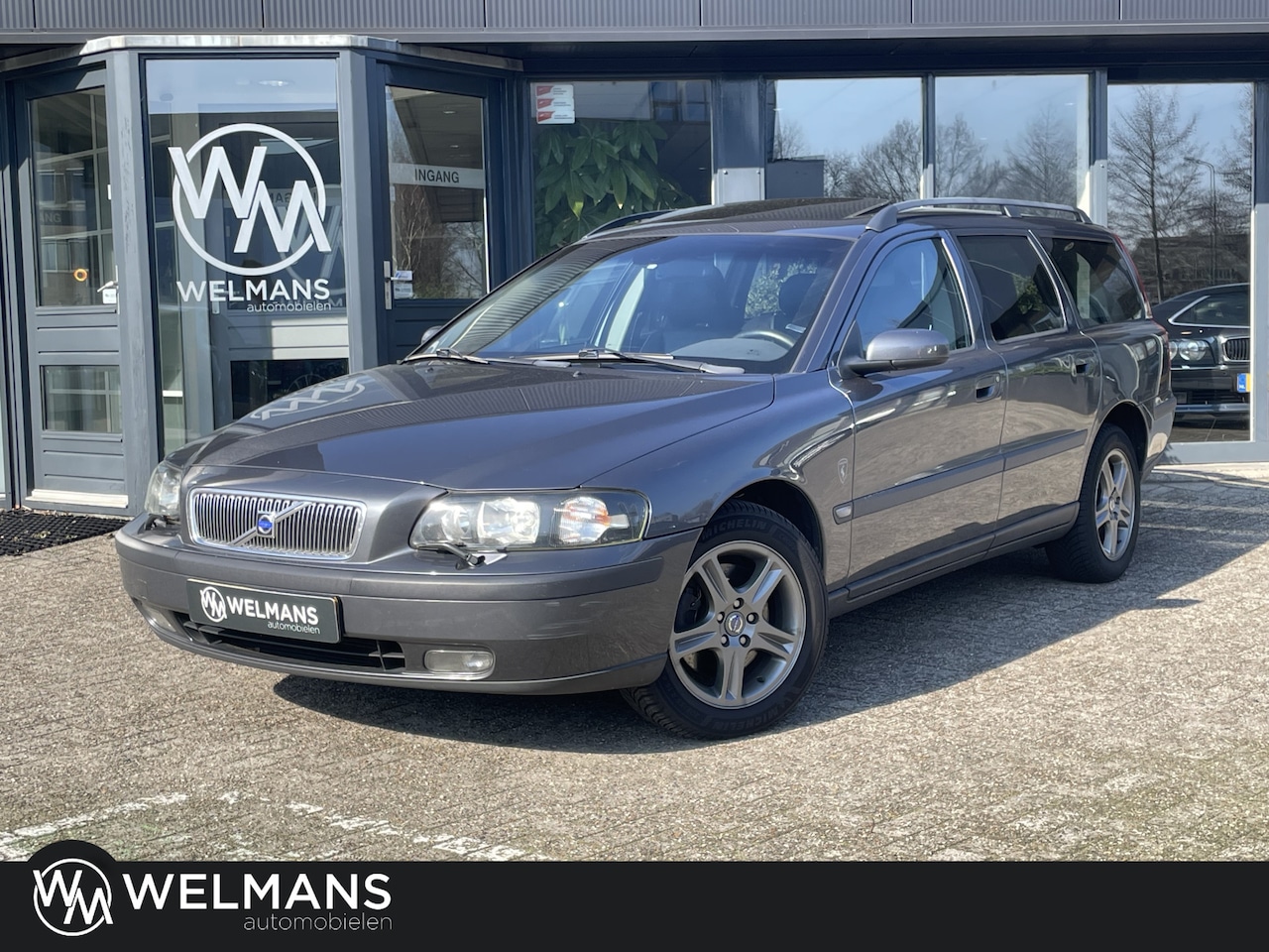 Volvo V70 - 2.4 D5 AWD Automaat | Leder | Schuifdak | Eco-tuning 200 pk - AutoWereld.nl