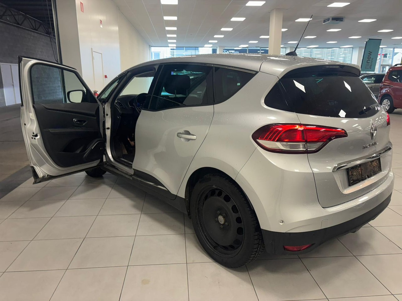 Renault Scénic - 1.3 TCe Bose Zomer- en Winterset | Camera | 20" Lichtmetaal | Navigatie | Parkeersensoren - AutoWereld.nl