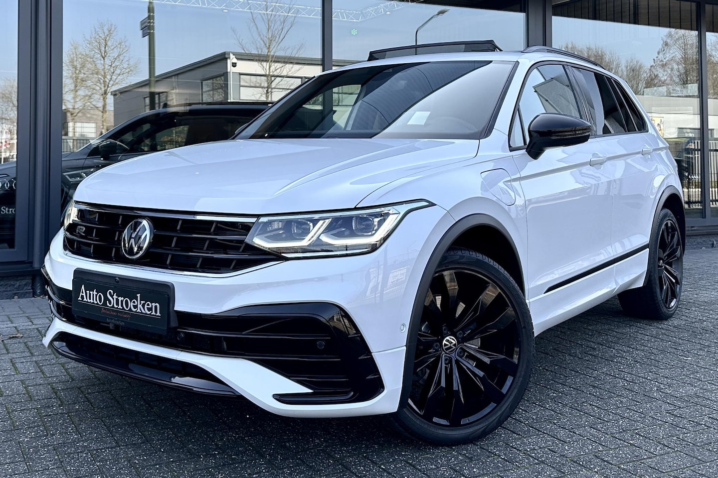 Volkswagen Tiguan - 1.4 TSI eHybrid R-Line Black Pano IQ verlichting - AutoWereld.nl
