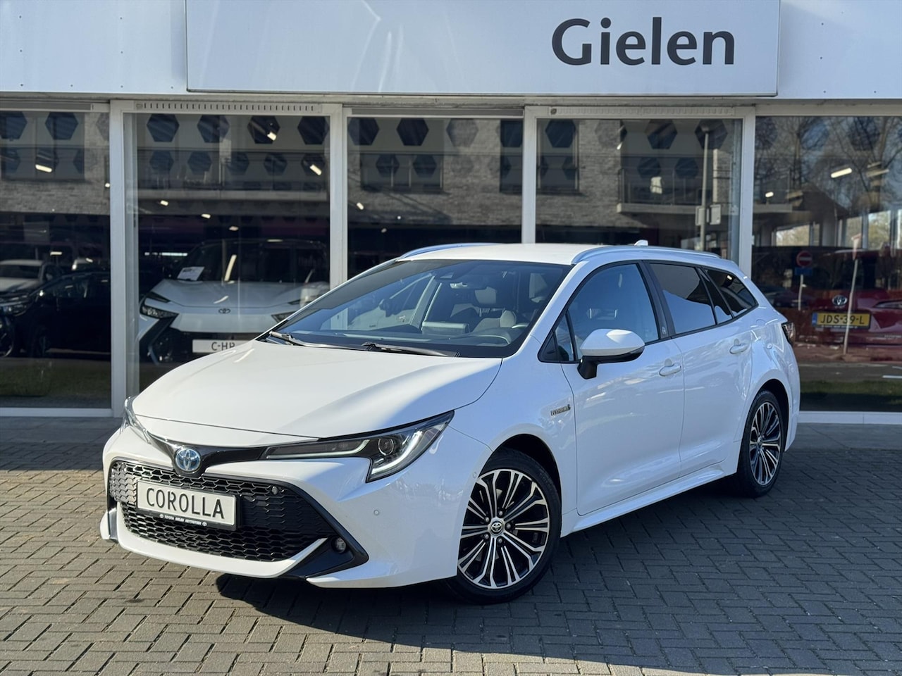 Toyota Corolla Touring Sports - 2.0 Hybrid Style | Dodehoekherkenning, Parkeersensoren, Stoel + Stuurverwarming - AutoWereld.nl
