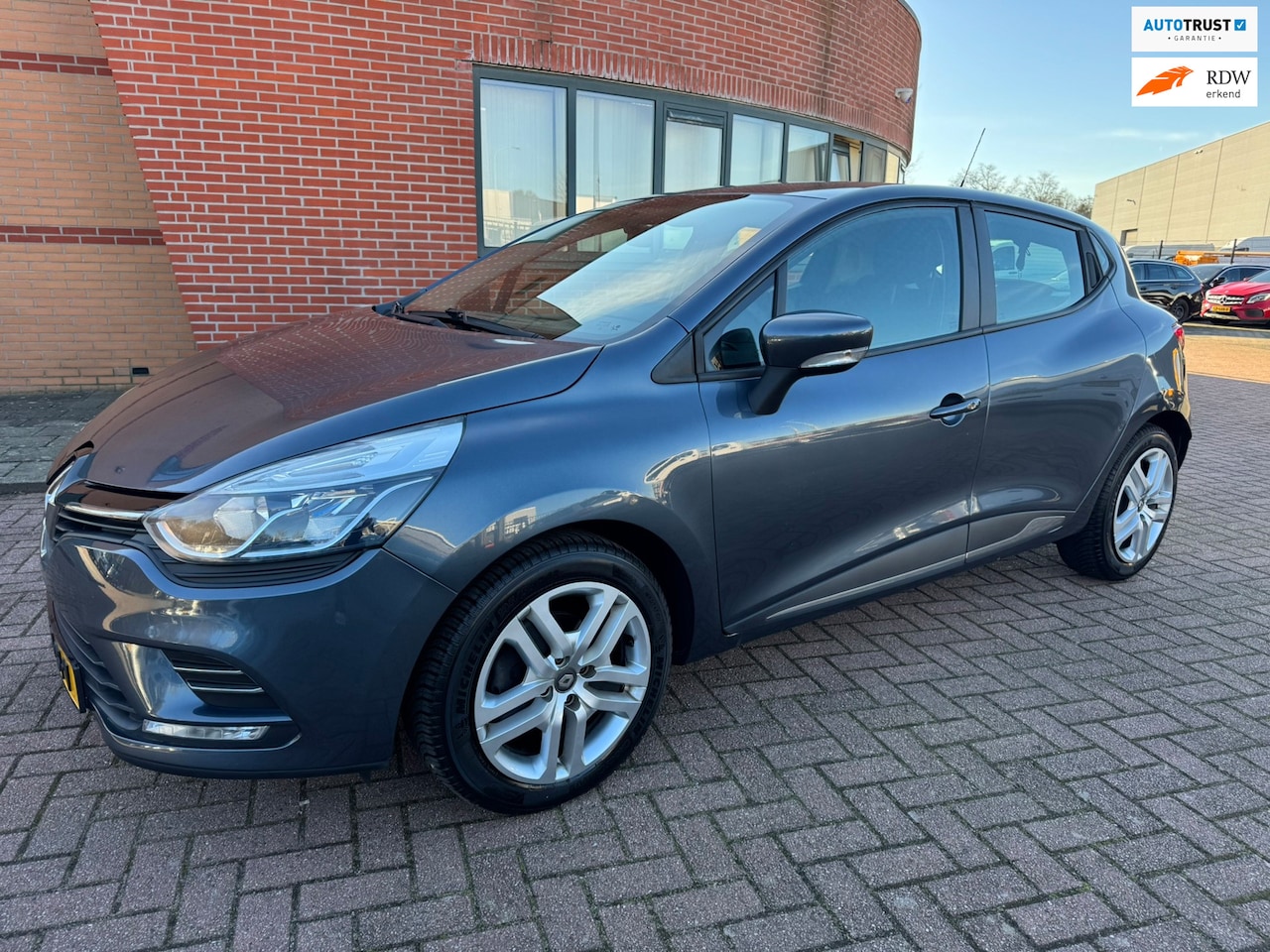 Renault Clio - 1.5 dCi Limited EX-DEFENSIE/NWAPK/CRUISE/NAVI/PDC - AutoWereld.nl