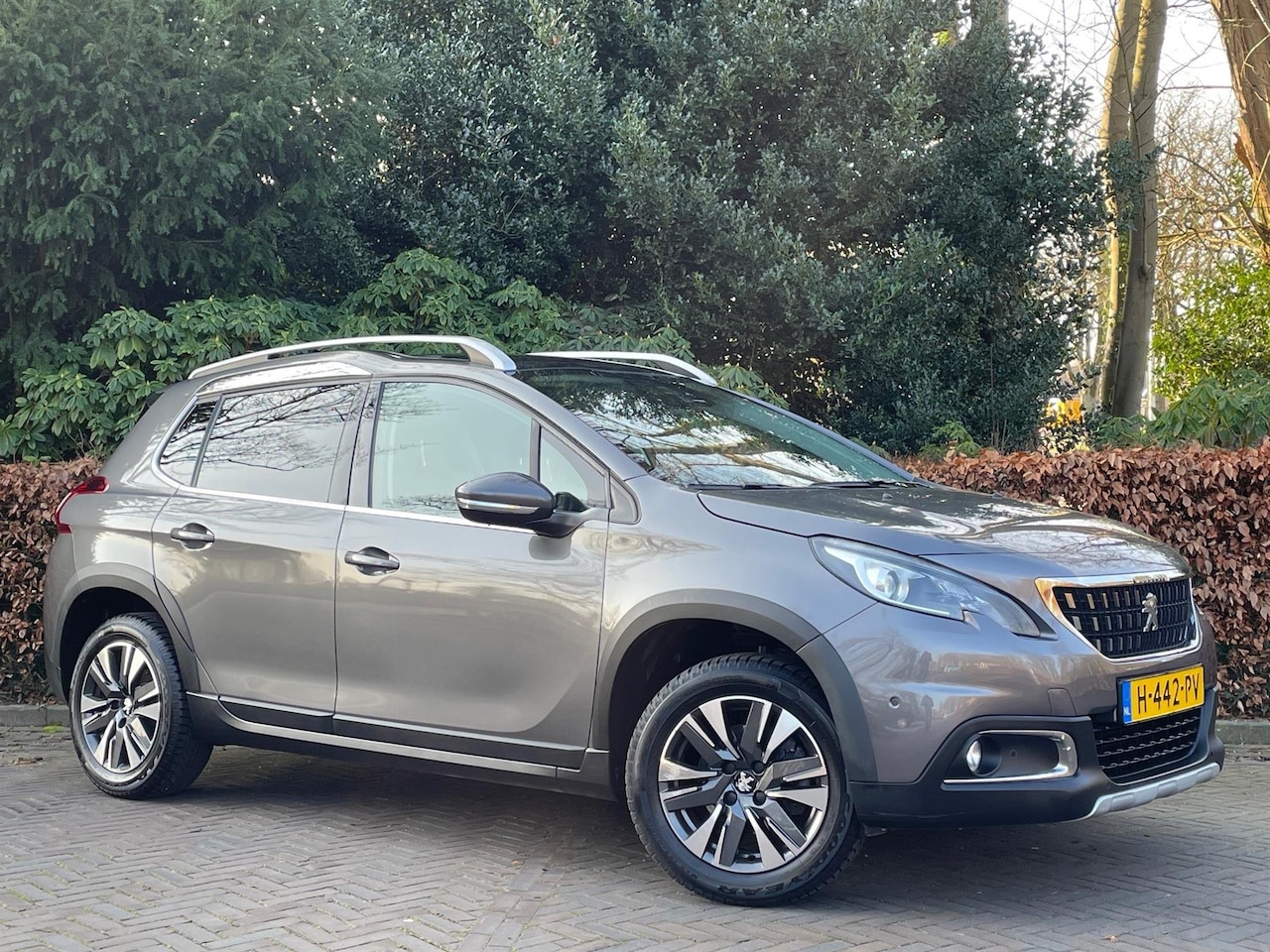 Peugeot 2008 - 1.2 PureTech Allure/NIEUWE DISTRIEM/NAVI/PANO/ACARPLAY/PDC/THAAK/CAMERA/AIRCO/CRUISE - AutoWereld.nl