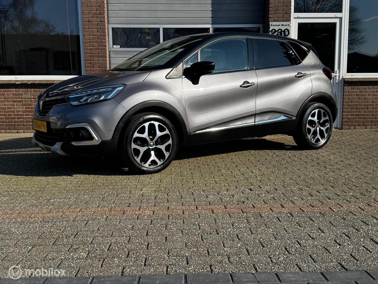 Renault Captur - 1.2 TCe AIRCO/NAVI/LEDER/TREKHAAK/LED - AutoWereld.nl