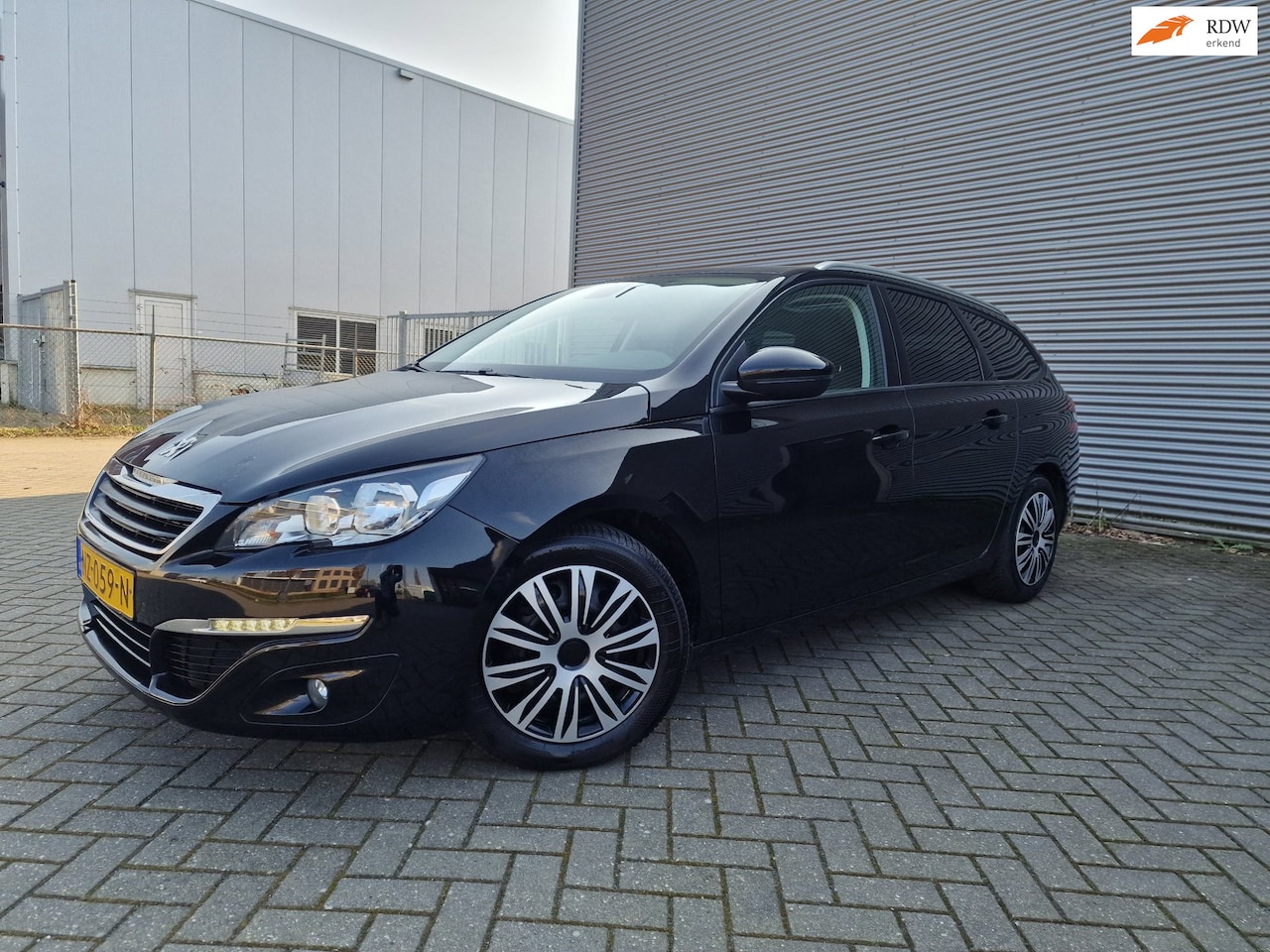 Peugeot 308 SW - 1.6 BlueHDI Blue PANO NAVI PSENSOR CRUISE 2 X SLEUTELS - AutoWereld.nl