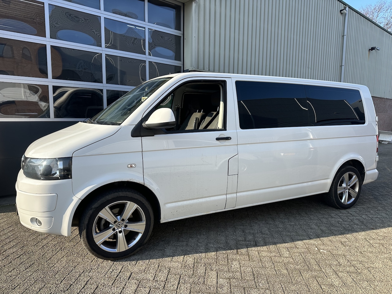 Volkswagen Transporter - 2.0 TDI L2H1 DC 104kw/141pk Airco,Cruise,Lmv,Trekhaak - AutoWereld.nl