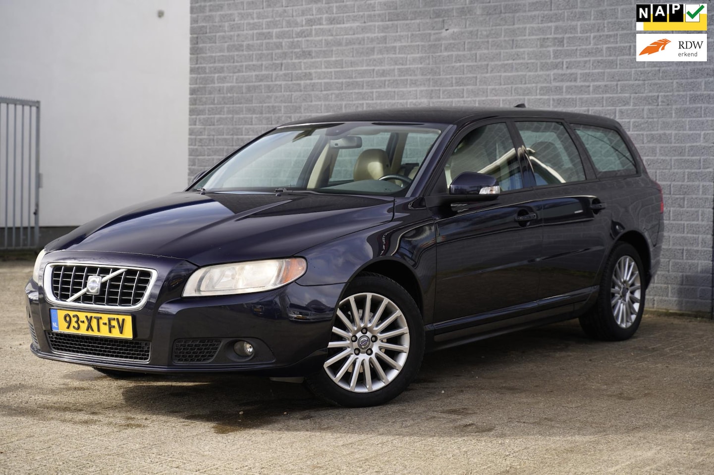 Volvo V70 - 2.5T Momentum 2.5T Momentum, Leer, Youngtimer, NAP - AutoWereld.nl