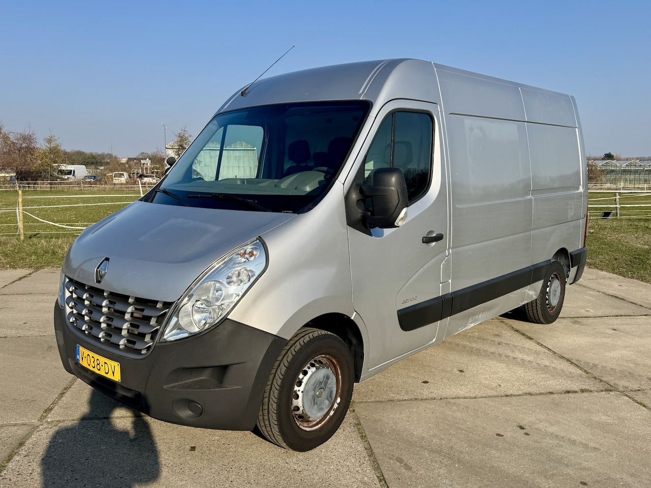 Renault Master - T33 2.3 dCi 74kw L2 H2 betimmerd 3 zitplaatsen - AutoWereld.nl