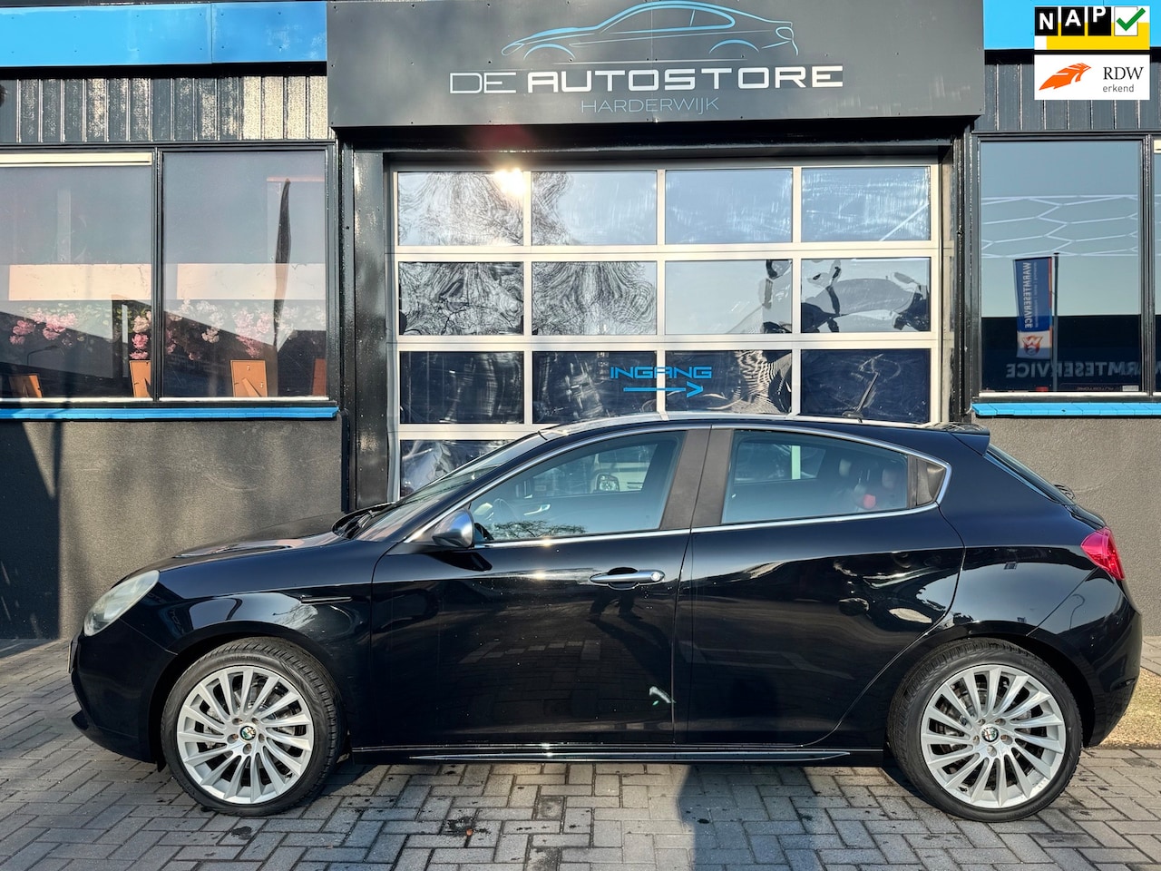 Alfa Romeo Giulietta - 1.4 T 170Pk Distinctive Airco Navi Leder Cruise Xenon 18inch pdc Geheel Dealeronderhouden! - AutoWereld.nl