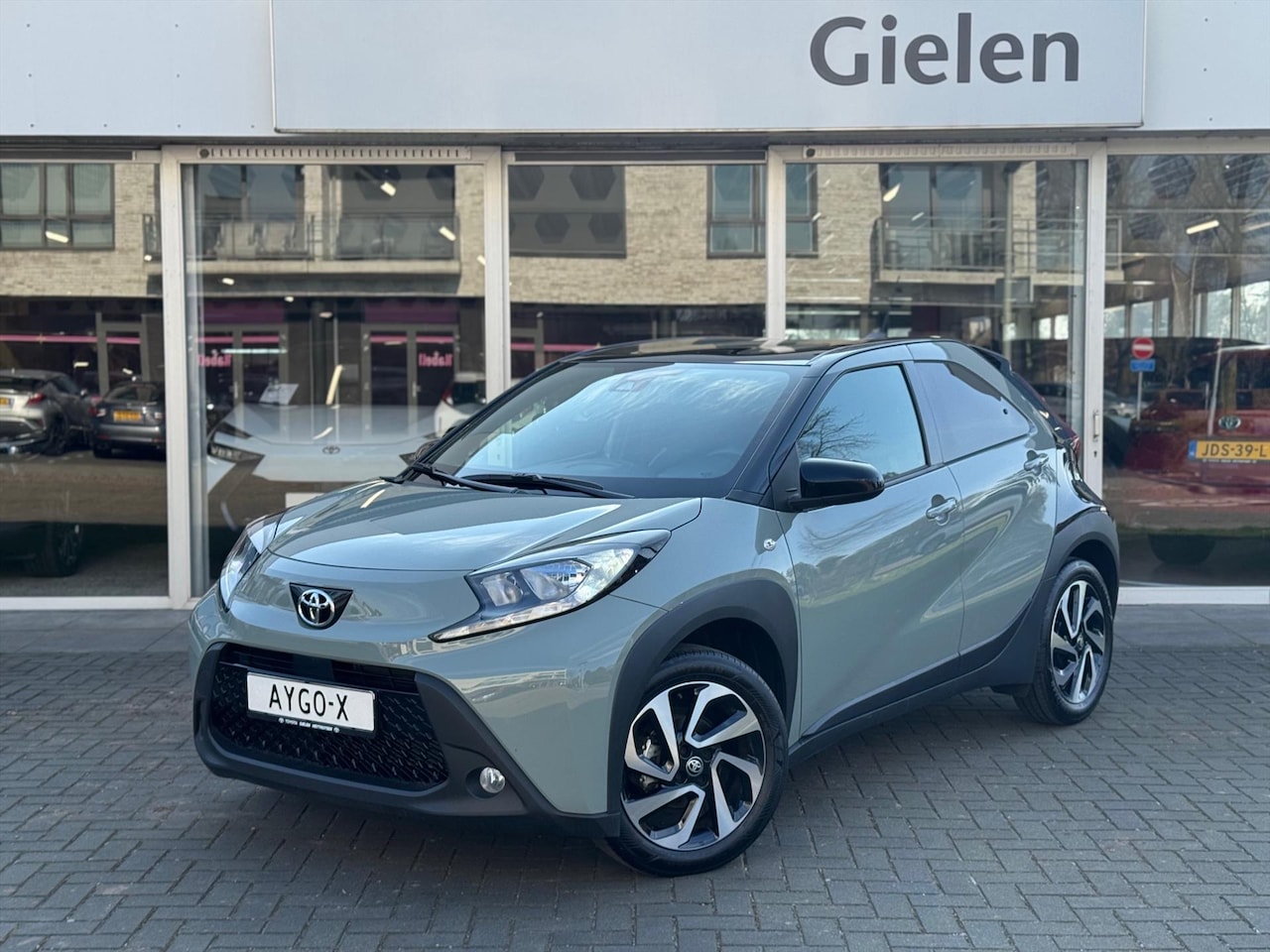Toyota Aygo X - 1.0 VVT-i MT Pulse Bi-tone | Urban Khaki, 17 inch, Privacy glass, Apple CarPlay/Android au - AutoWereld.nl
