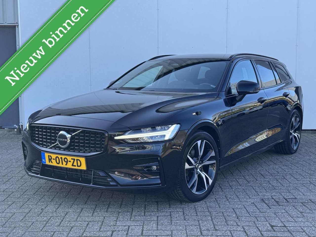 Volvo V60 - 2.0 B4 R-Design|ACC|el.bed.sport.st|Blis|Trekh.|MJ.2023 - AutoWereld.nl