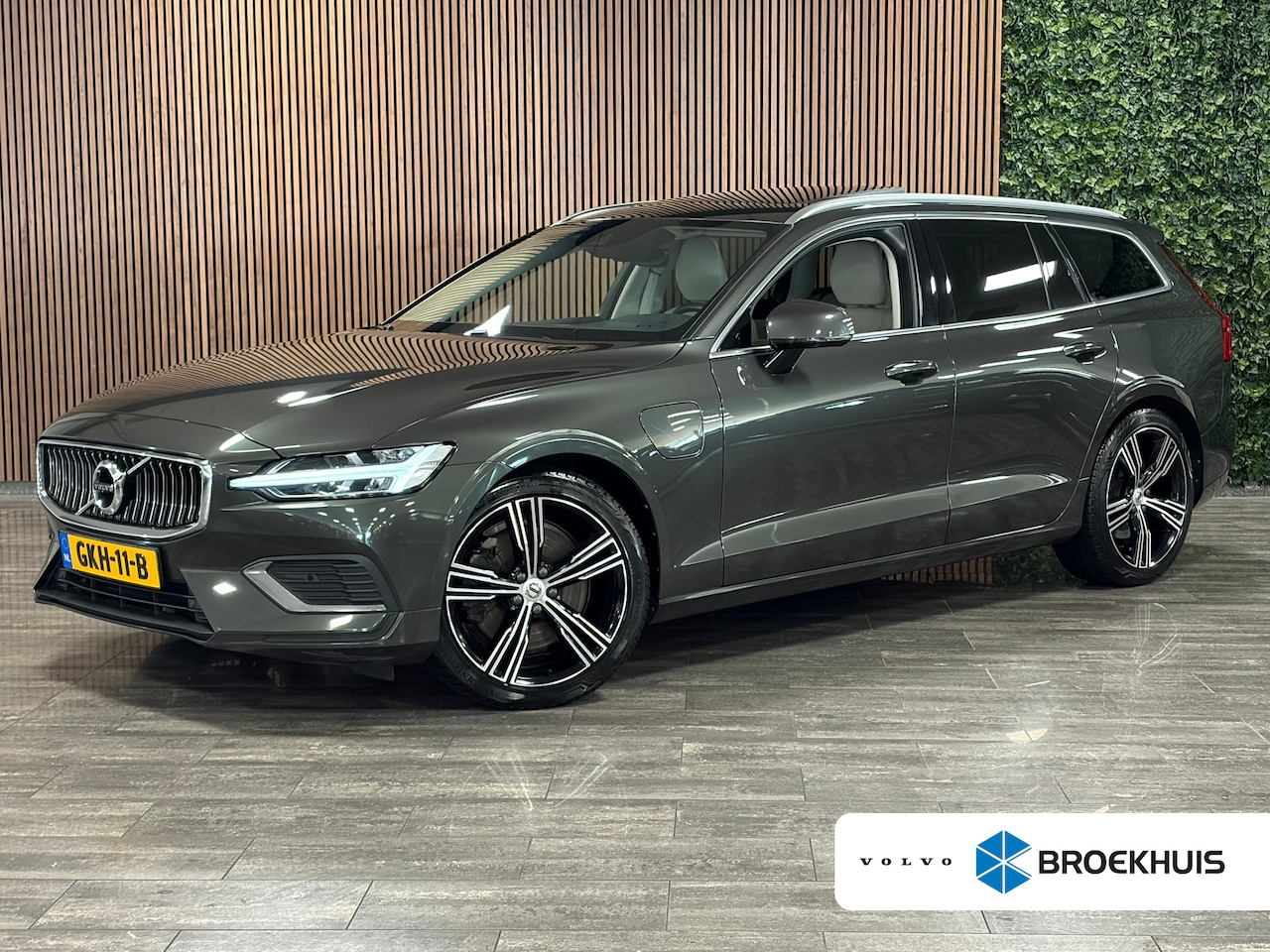 Volvo V60 - T6 AWD Recharge Inscription | Pine Grey! | Trekhaak | Schuifdak | All Season banden | Stoe - AutoWereld.nl