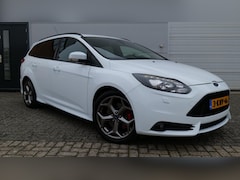 Ford Focus Wagon - 2.0 EcoBoost ST-3 NL-auto NAP lage kilometerstand Recaro Keyless Achteruitrij camera Voorr